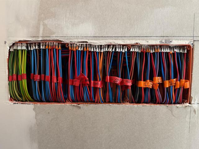 Grande boîte de dérivation encastrée avec conducteurs regroupés et étiquetés par circuit